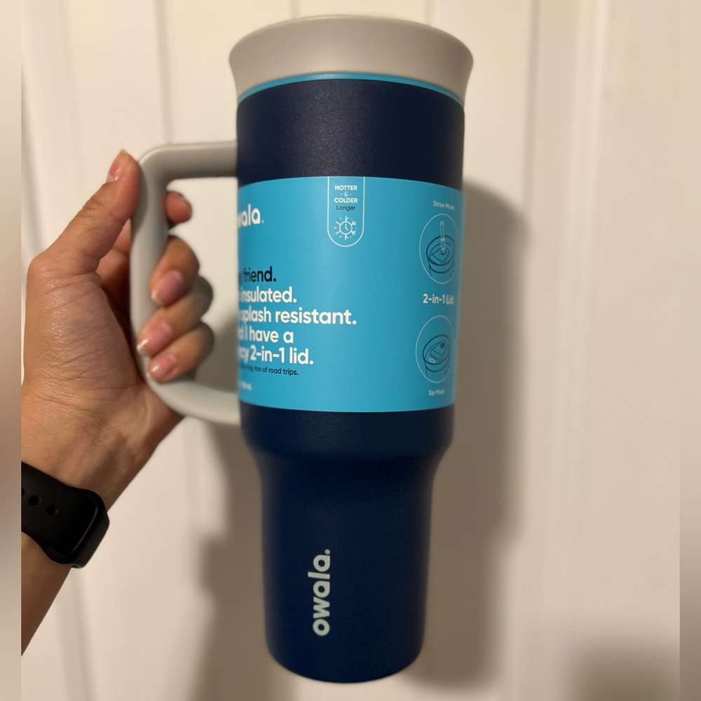 NWT Owala 40oz Stainless Steel Tumbler with
Handle - Blue